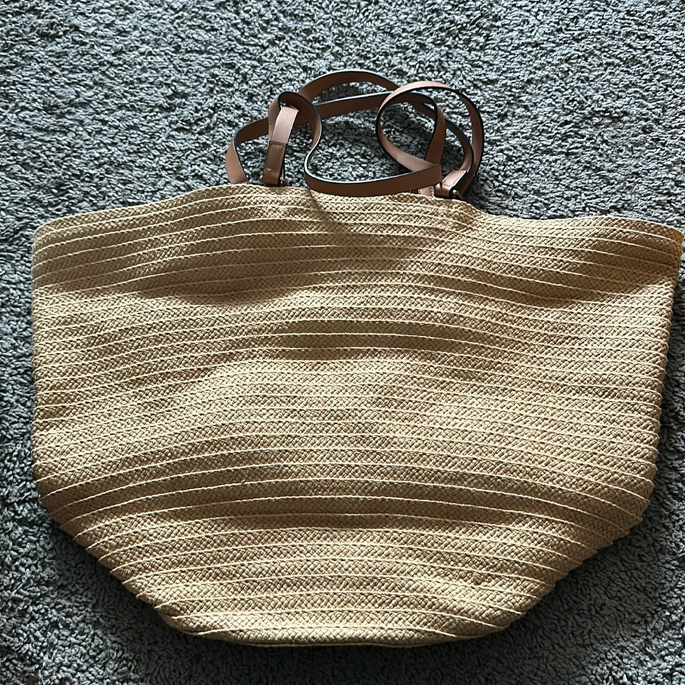 Neutral straw bag w/ double strands. Rarely used, perfect for the beach & summer